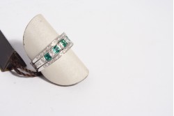 anello oro bianco e brillanti e smeraldi